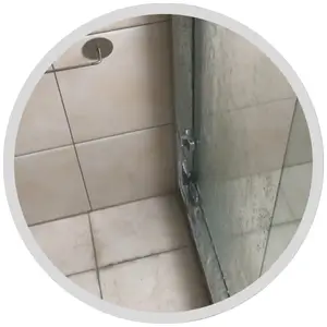 浴室地板積水造成滑倒風險