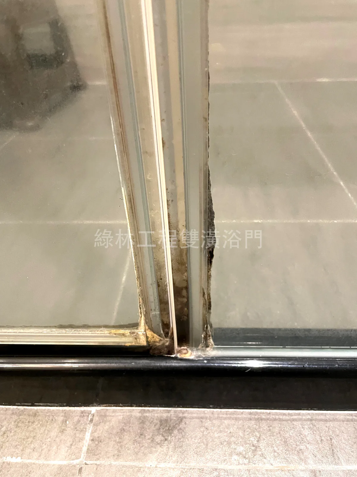 膠條角落發霉滲色脆化示意