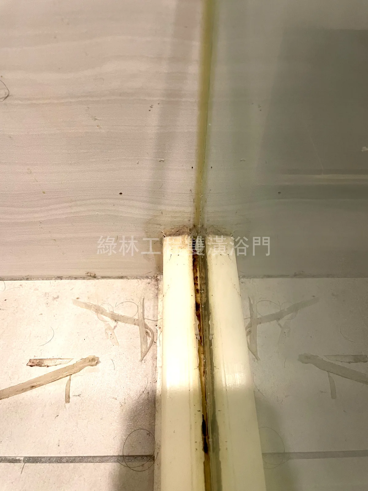 膠條黑色黴斑滲透示意