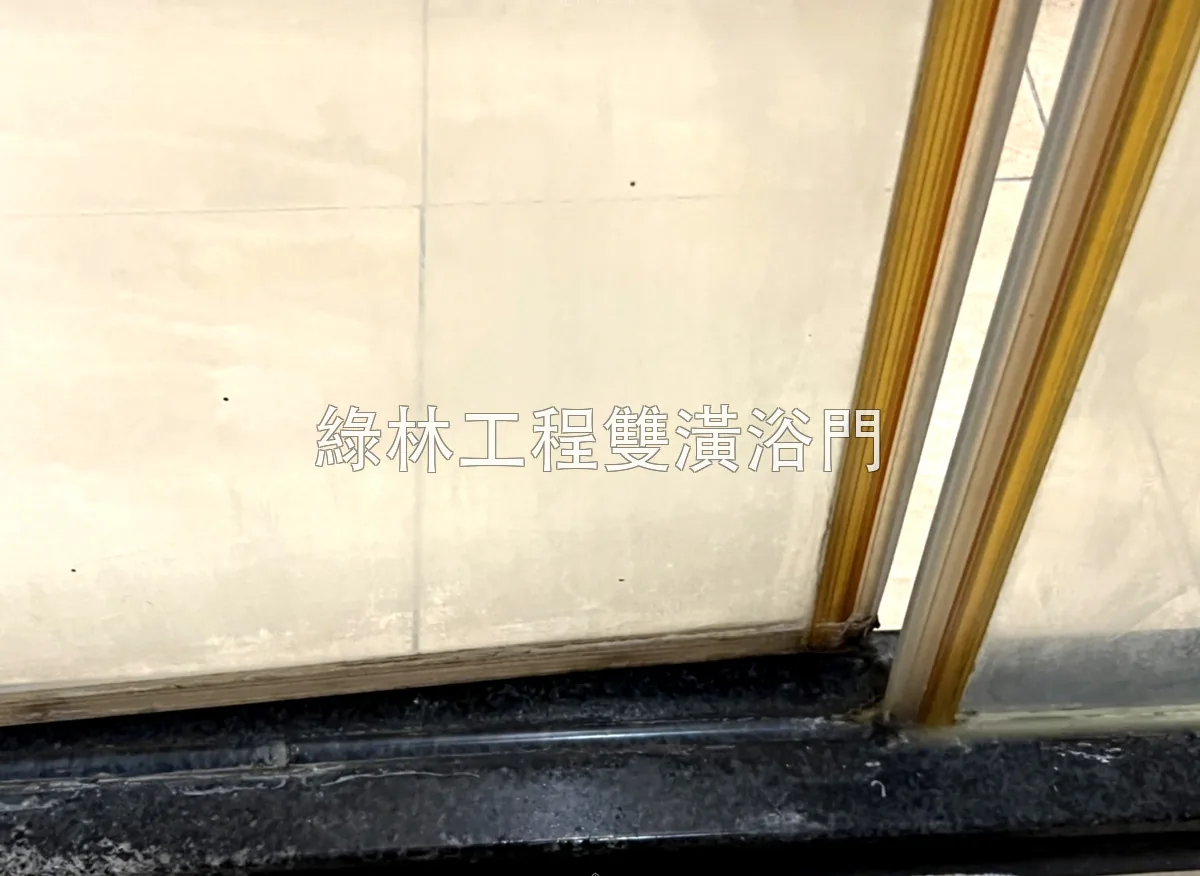 拉門底部膠條老化漏水示意