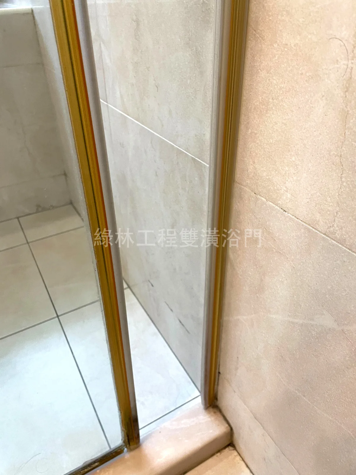 膠條變黃邊緣翹起示意