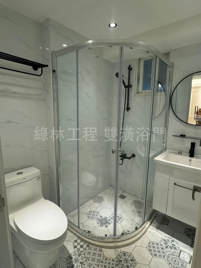 圓弧淋浴拉門|轉角浴室、小坪數的聰明解法 6 圓弧簡框淋浴拉門 清玻花磚地坪