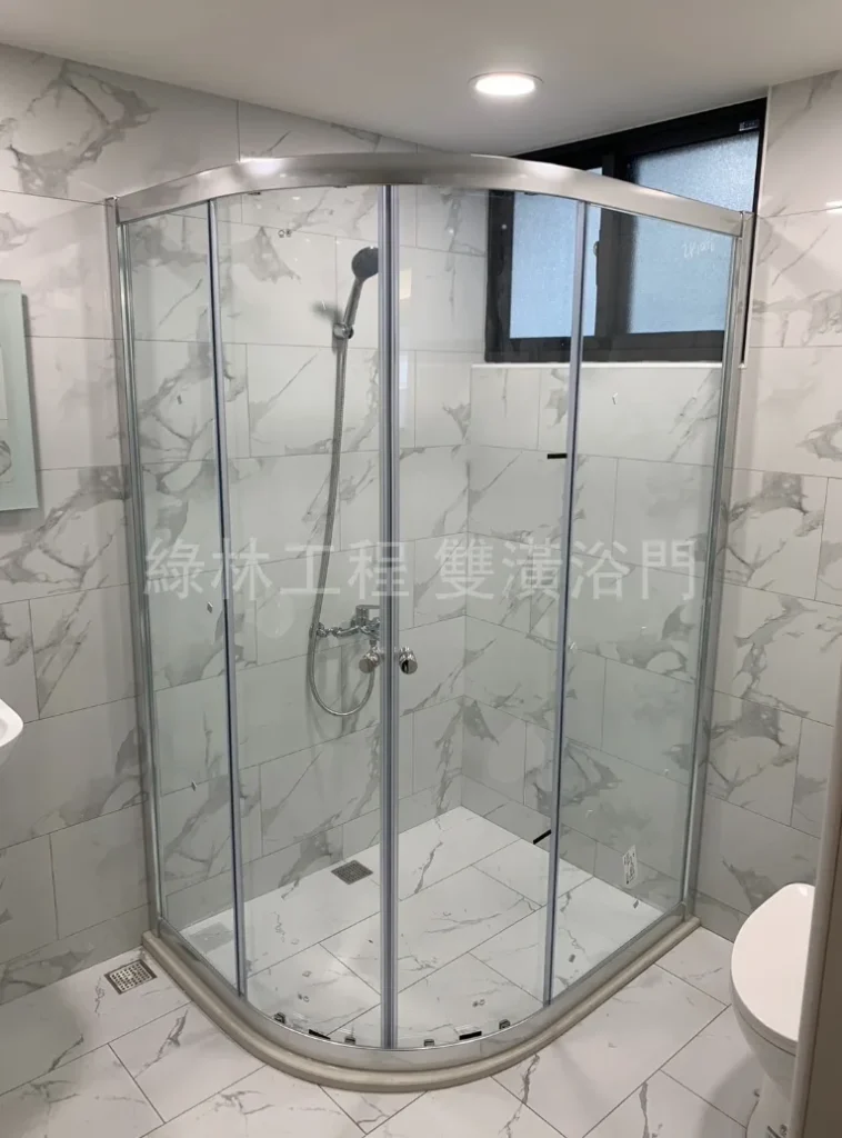 圓弧淋浴拉門|轉角浴室、小坪數的聰明解法 2 圓弧淋浴拉門 簡框6mm 北北桃到府安裝