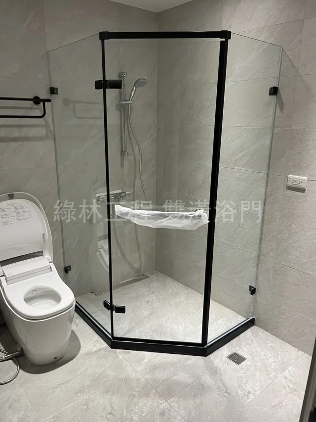 鑽石型淋浴拉門(五角型)|角落格局的最佳解法 5 鑽石五角型消光黑框淋浴拉門