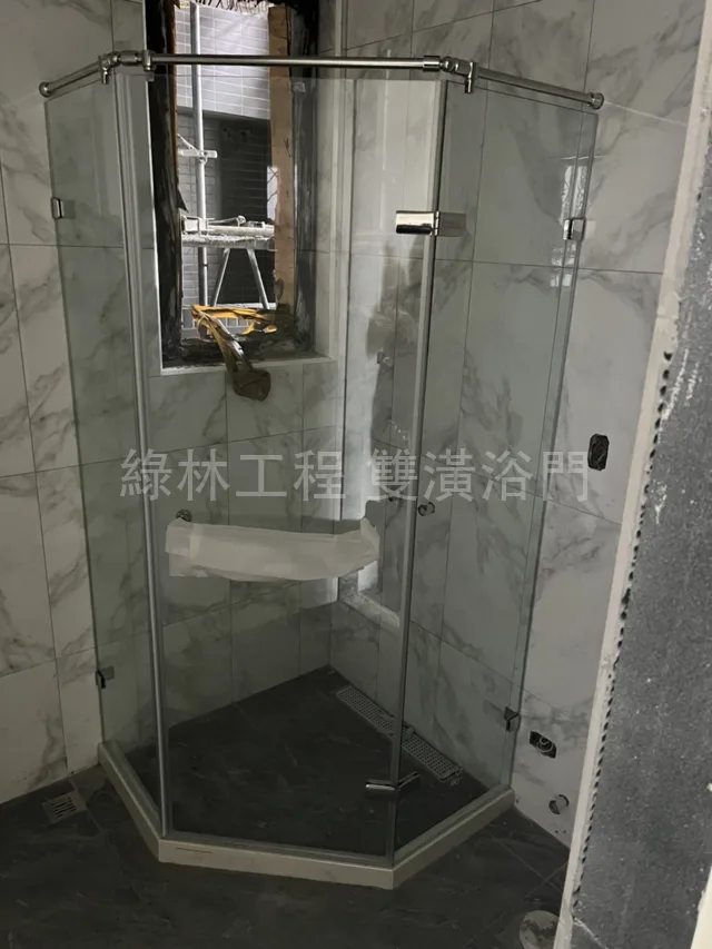 鑽石型淋浴拉門(五角型)|角落格局的最佳解法 4 鑽石五角型淋浴拉門 圓管頂收邊