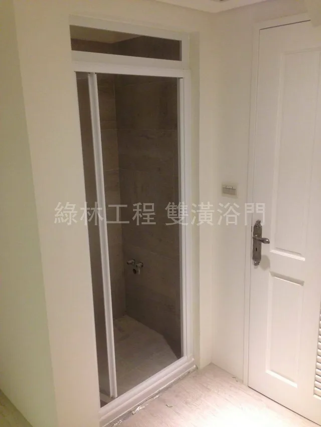 摺疊淋浴門|開口受限、空間超小,這款才解決得了 3 摺疊淋浴門 浴室門改造 白框