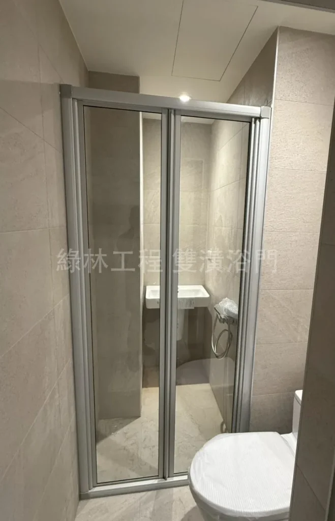 摺疊淋浴門|開口受限、空間超小,這款才解決得了 2 摺疊淋浴門 霧銀灰框 北北桃到府安裝