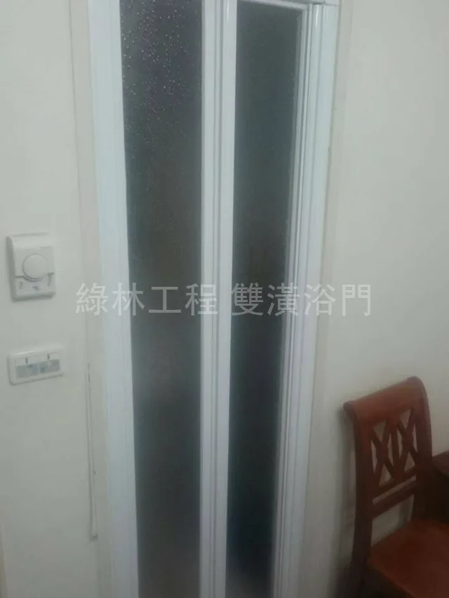 摺疊淋浴門|開口受限、空間超小,這款才解決得了 4 摺疊淋浴門 白框PS板