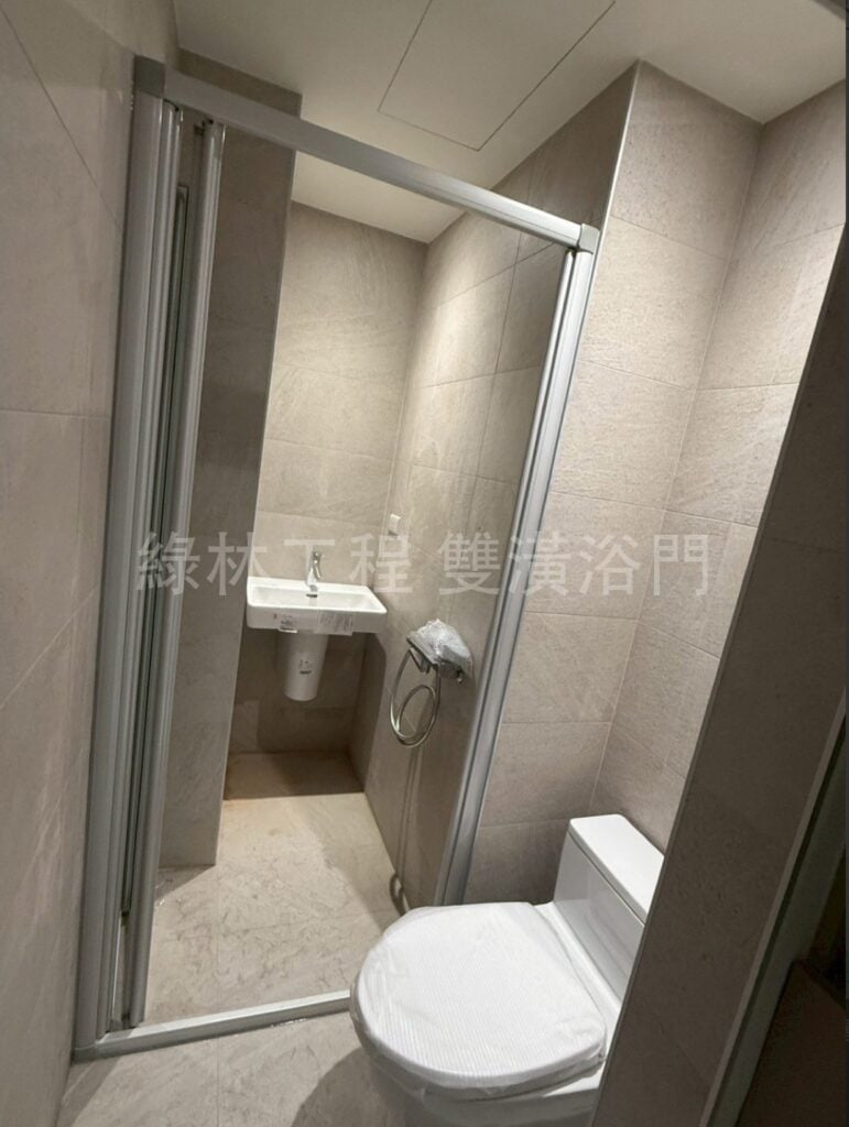 綠林雙潢台北浴室淋浴拉門完工實拍（北投・霧銀框內摺門）