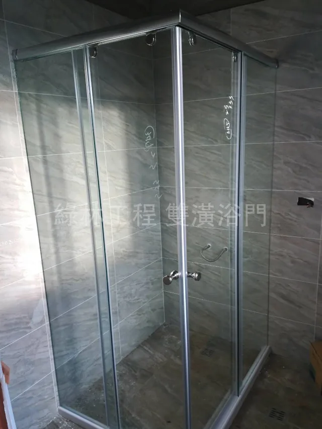 L型淋浴拉門|浴室在角落,就該這樣規劃 3 L型2固2門雙橫拉淋浴拉門