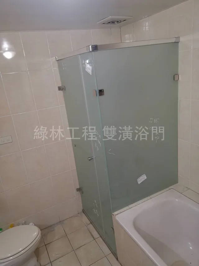 L型淋浴拉門|浴室在角落,就該這樣規劃 6 L型霧面門片淋浴拉門