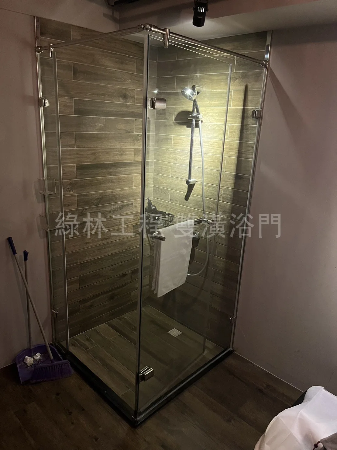 無框淋浴拉門|通透放大空間,七成客人的首選 6 無框L型轉角淋浴拉門