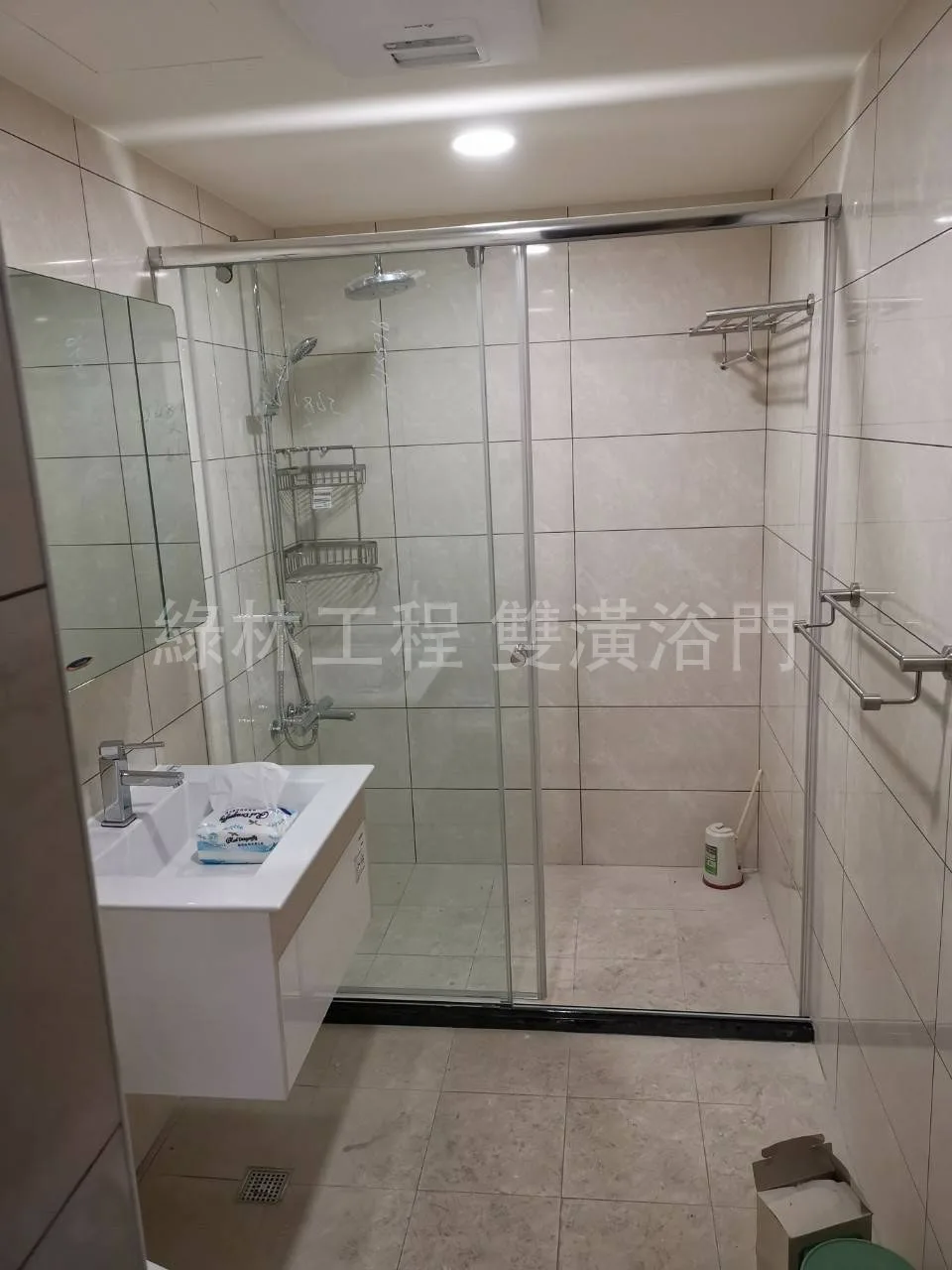 無框淋浴拉門|通透放大空間,七成客人的首選 3 無框橫拉淋浴拉門 透明玻璃乾濕分離 綠林到府安裝