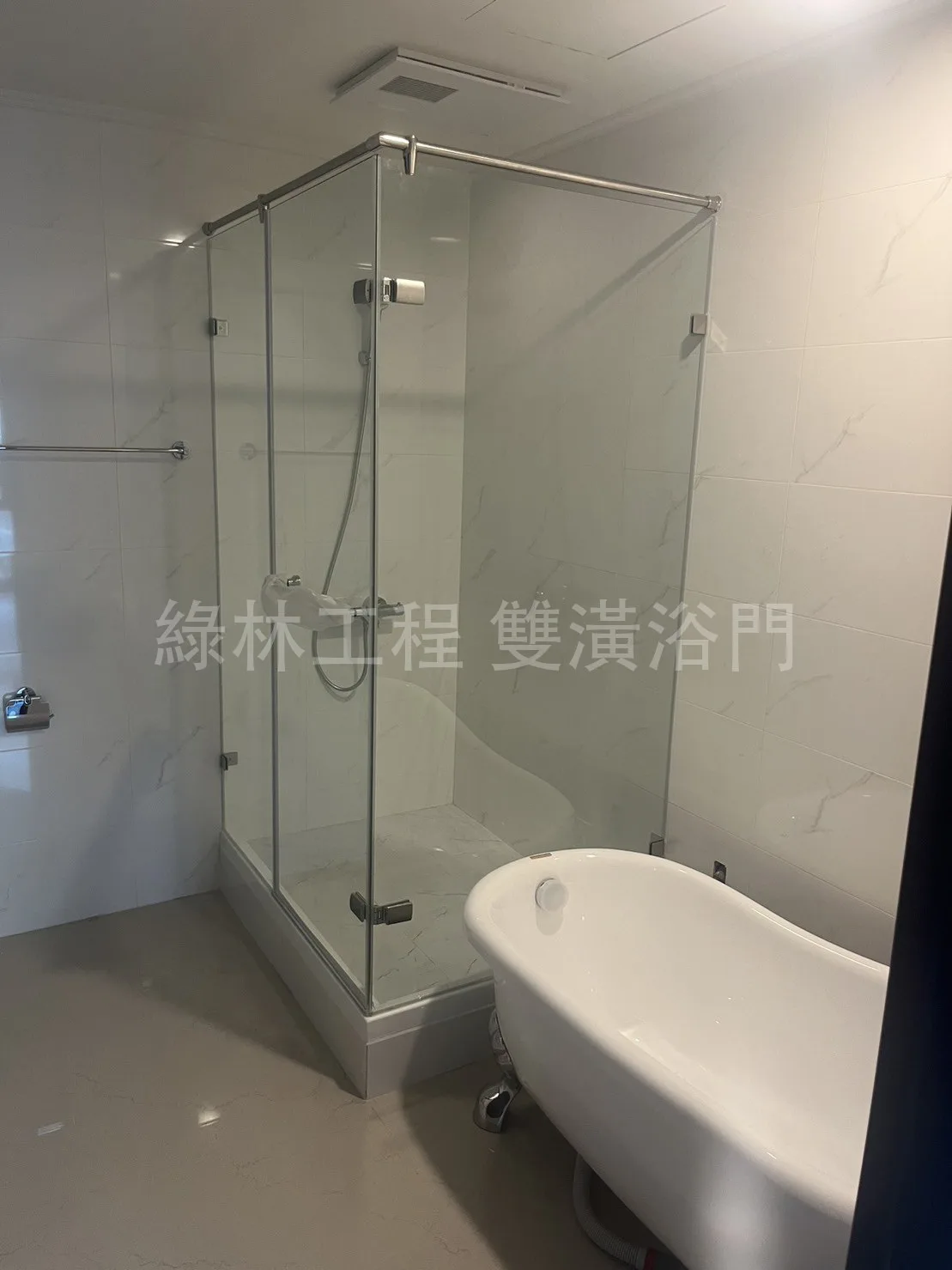 無框淋浴拉門|通透放大空間,七成客人的首選 7 無框內推外開淋浴門