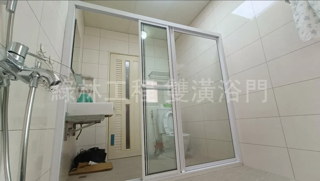 白框透明玻璃有框淋浴拉門 綠林工程到府安裝實拍